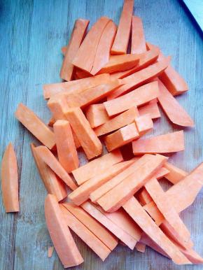 切成略粗的地瓜长条。