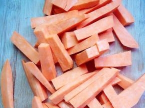 切成略粗的地瓜长条。