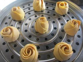 二次发酵后，篦子抹油，把玫瑰卷放上。