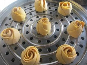 二次发酵后，篦子抹油，把玫瑰卷放上。