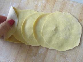 从最边上卷起。