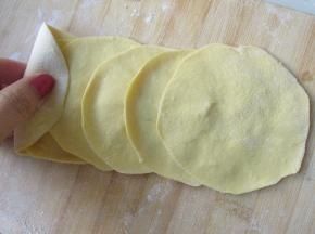 从最边上卷起。