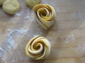 两朵玫瑰就好了。