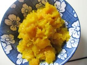 南瓜蒸熟备用。