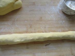 把发酵好的面团揉5分钟，搓成长条。