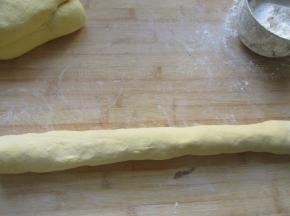 把发酵好的面团揉5分钟，搓成长条。