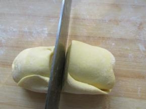 用刀从中间切开。