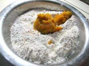 把牛奶和酵母粉拌匀，加入面粉和南瓜泥。