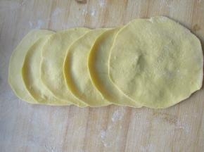 擀成像饺子皮一样的圆形皮，有序的摞到一起。