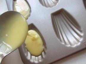 用勺子把面糊舀到母鸡中8分满。