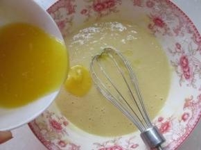 拌的面糊细腻，放入冰箱冷藏40分钟。