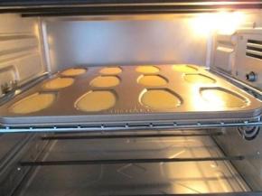 放入烤箱上下火180度15分钟即可。