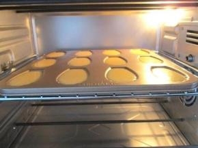 放入烤箱上下火180度15分钟即可。
