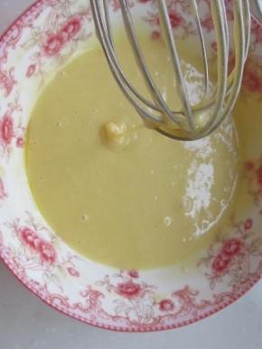 加入低粉和泡打粉搅拌均匀然后加入融化的黄油。