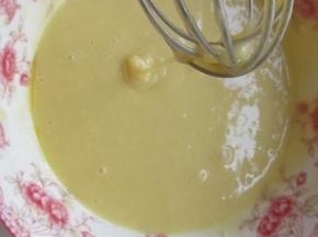 加入低粉和泡打粉搅拌均匀然后加入融化的黄油。