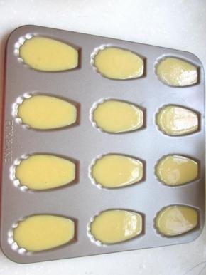 在台面上颠一下。