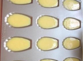 在台面上颠一下。