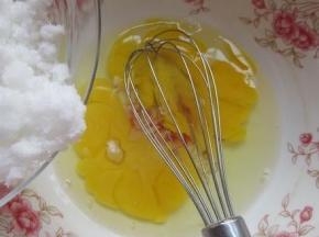 鸡蛋打匀放入白糖打匀。