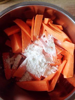 把地瓜条放入深一点的盆中，再倒入炸酥粉。上下晃动盆子。