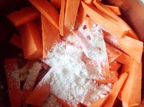 把地瓜条放入深一点的盆中，再倒入炸酥粉。上下晃动盆子。