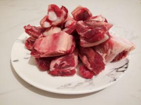 牛排骨洗净后在清水中浸泡2小时，期间换水。