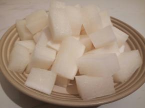 白萝卜切小块，便于入味，