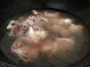 加水，滴几滴醋，可以使营养物质全部熬出来，而且更容易吸收，大火煮开，