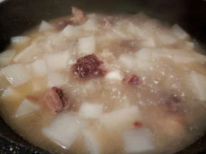 萝卜入锅，加入炖好的牛排骨汤，煮至萝卜入味，