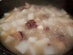 萝卜入锅，加入炖好的牛排骨汤，煮至萝卜入味，