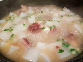 起锅前加点小葱或者香菜，撒一点鸡粉提鲜。