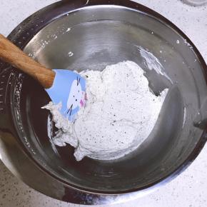 但奶油打发至6分发时，加入奥利奥碎，继续打发至适合裱花的状态。