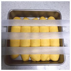 放入温度38度湿度75%的环境中进行最后发酵发酵只1.5倍大时取出。等距放置宽度一致的油纸。