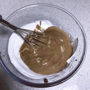 倒入剩余蛋白霜中