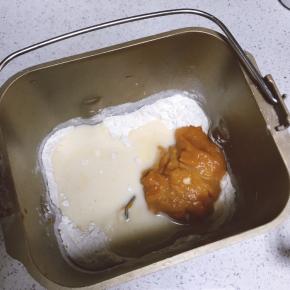 除黄油外所有材料放入面包桶中盐和酵母避免接触，运行一个揉面程序。