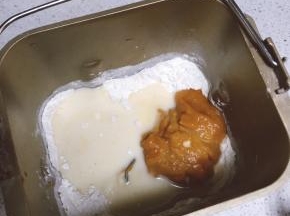 除黄油外所有材料放入面包桶中盐和酵母避免接触，运行一个揉面程序。