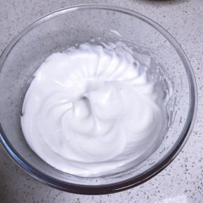 柠檬汁放入蛋清中糖分三次放入到蛋清中打发只硬性发泡阶段