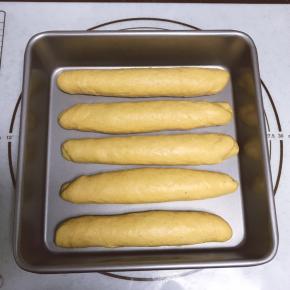 稍稍整形后放入模具中