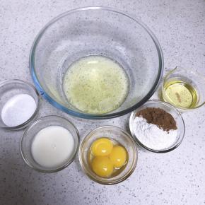 备齐所用材料，粉类混合过筛，分离鸡蛋。