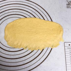 松弛好的面团擀成图中样子，上面厚，下边稍薄。