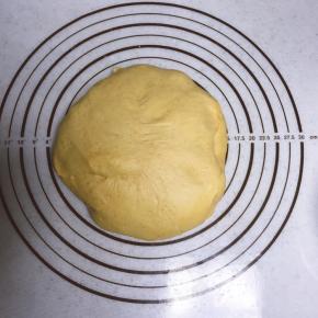 发酵好的面团取出简单排气