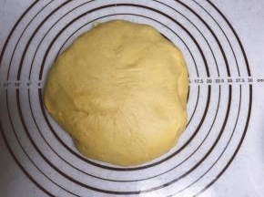 发酵好的面团取出简单排气