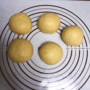 滚圆盖保鲜膜松弛15至二十分钟