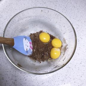 加入蛋黄，搅拌至顺滑无颗粒状态