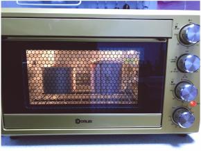 放入预热好的烤箱中下层，上下火160度，45分钟左右