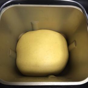 说好的面团室温进行发酵至2倍大。