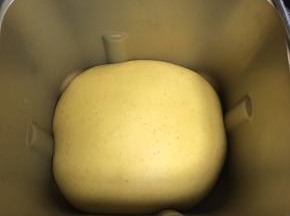 说好的面团室温进行发酵至2倍大。