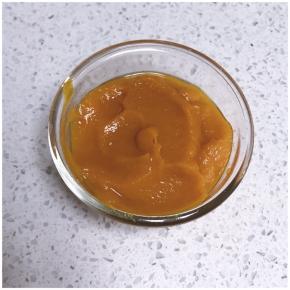 南瓜去皮切块蒸熟，压成南瓜泥