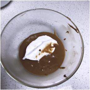 取少量蛋白霜放入蛋黄糊中