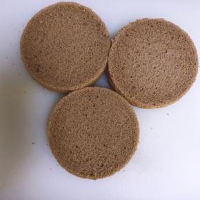 考好的蛋糕倒扣，冷却后脱模，均分成三份。