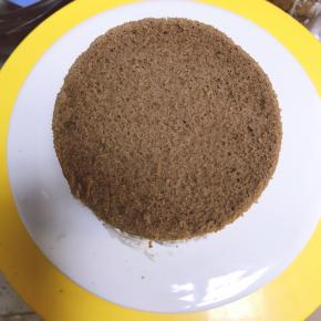 按照一层蛋糕胚一层奶油组装起来就可以了